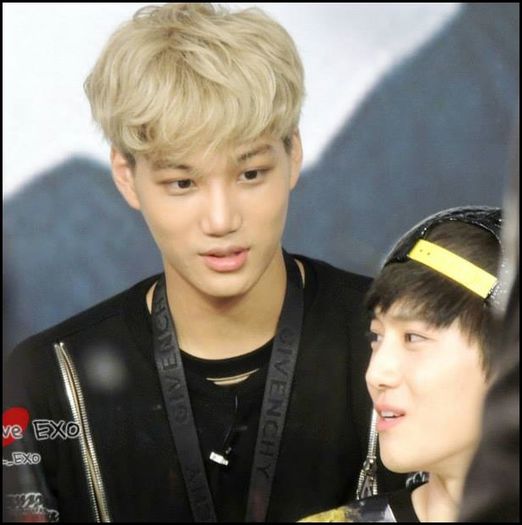 (Kai) ..[se intoarce pe terasa;pune cestile pe masuta] ..:)