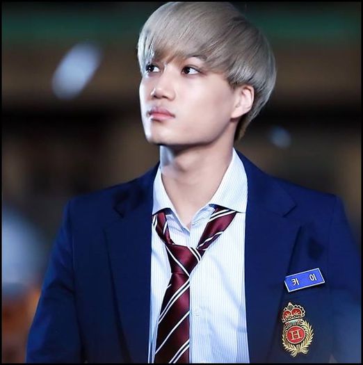 (Kai) ..:)) .. :) ..Ohh, am uitat. [se ridica] Hmm..ma lasi sa iti cant ceva? ;;) ..:)