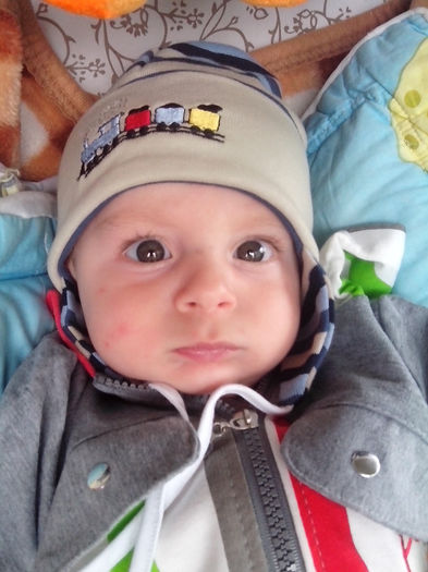 5 luni si jum. - un bebe mic -2013