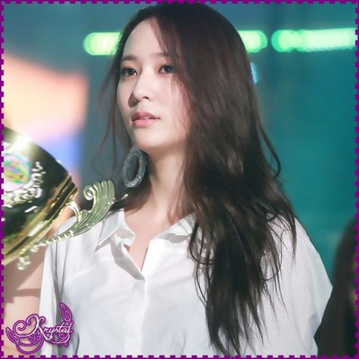 |< (se ridica;ia o plasuta;merge la Eun) Happy birthday. (hug).