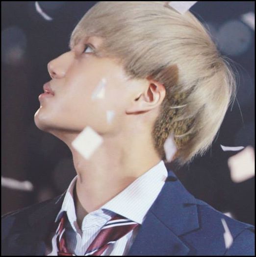 (Kai) ..[se uita la Sulli] Mmm. :| E cumva cea ce cred eu? [arata spre Stall]