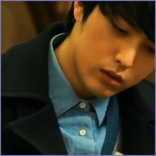 <.> [se aseaza pe canapea] Bye SoEun.:-h .. Si are telefonul inchis..nu?