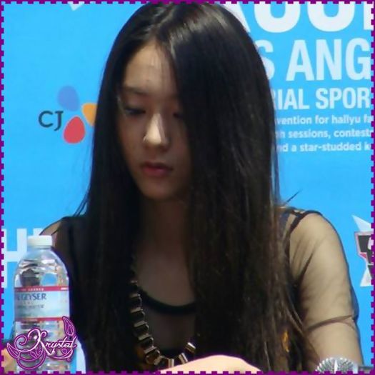 |< 8-| De ce te evit? Fac asta..pt a nu ma rani singura mai mult. :| Acum stii? :-<.