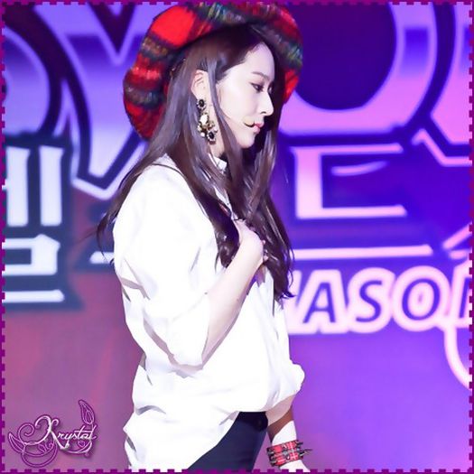 |< (se da din imbratisare;se sterge la ochisori) Asa`i..tocmai de aia. (se ridica) Daca mai raman,nu