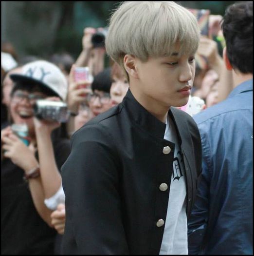 (Kai) ..Krystal nu poti sa pleci asa. :( [se ridica] Nu acum..