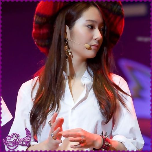 |< Oppa. :( Incearca sa ma intelegi si pe mine..putin. :( Nu pot..ramane. :(.