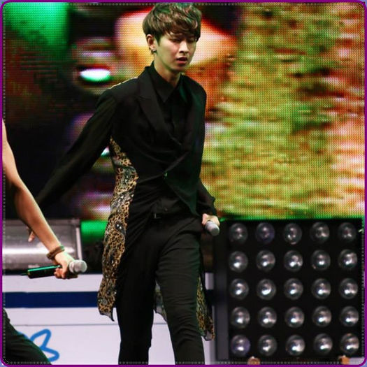 .&. Mai stii esarfa aceea din vitrina? Ei bine..se pare ca Ailee a gasit modelul opus acelei esarfe.