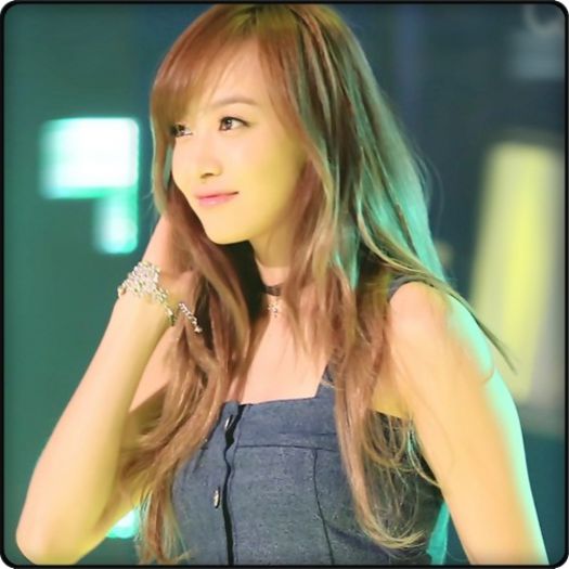 #. :| :)) Sa iti si traduc. :-? :)) Tocmai am spus: Eu sunt Song Qian. Eu am 27 de ani. -.-.