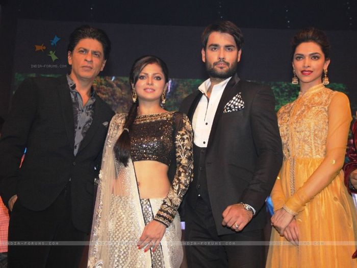 288891-shahrukh-khan-deepika-padukone-drashti-dhami-and-vivian-dsena-a - Deepika Padukone
