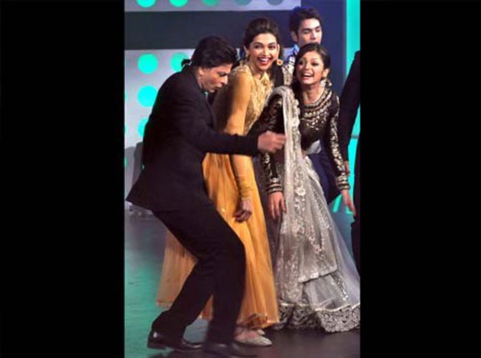 shahrukh-khan-and-deepika-padukone set of Madhubala (1)