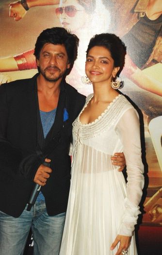 Shahrukh-Khan-hot-with-Deepika-Padukone-on-the-promotional-event-of-Chennai-Express - Deepika Padukone