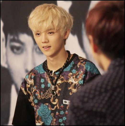 (LH) ..Bine. :3 Cand am plecat de la SM, Tao isi schimba bandajul iar Xiu..statea cu Chen pe acolo. 