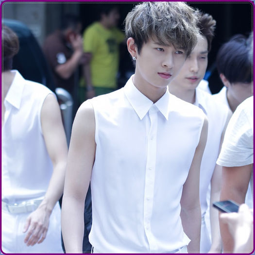 .&. Hey :) .. Dace ce nu? :| .. Pai Gina.. Ri nu vrea sa-mi zica ce ascunde..si mai stie si Chul..:|