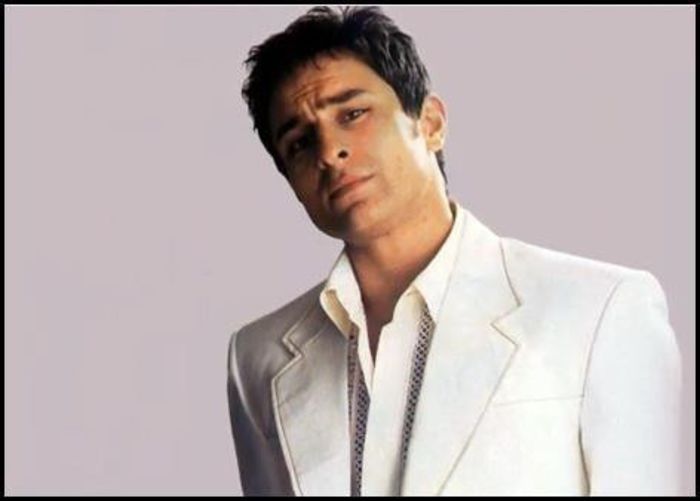 *tipa* Da tu ce p... mea ai ?! Esti intoarsa de la p... de aseara