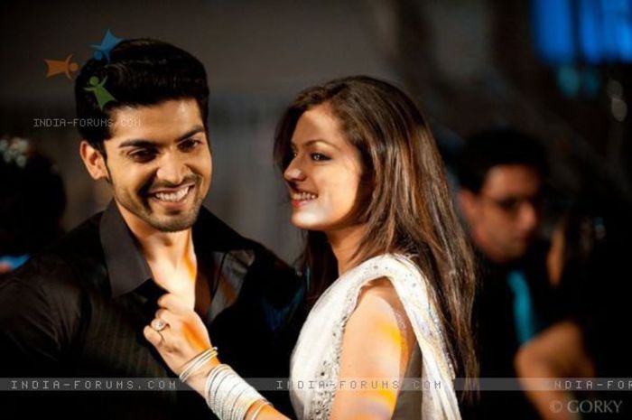 149084-gurmeet-chaudary-as-maan-and-drashti-dhami-as-geet