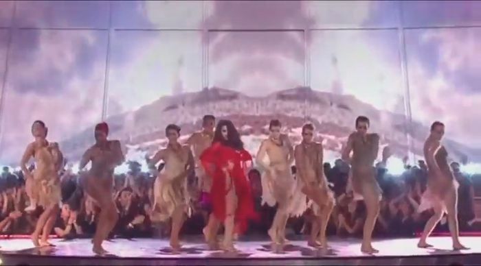 bscap0501 - xX_Come and Get It LIVE at MTV Movie Awards 2