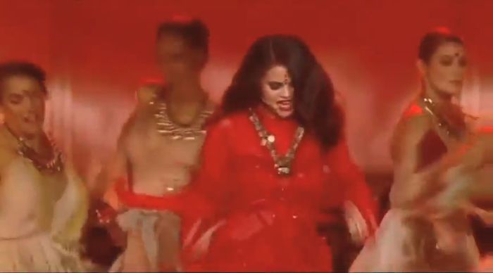 bscap0531 - xX_Come and Get It LIVE at MTV Movie Awards 2