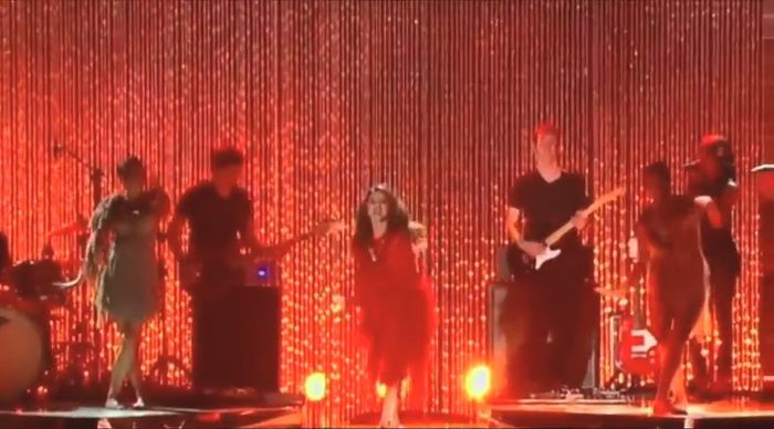 bscap0101 - xX_Come and Get It LIVE at MTV Movie Awards