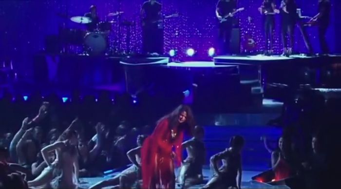 bscap0628 - xX_Come and Get It LIVE at MTV Movie Awards 2