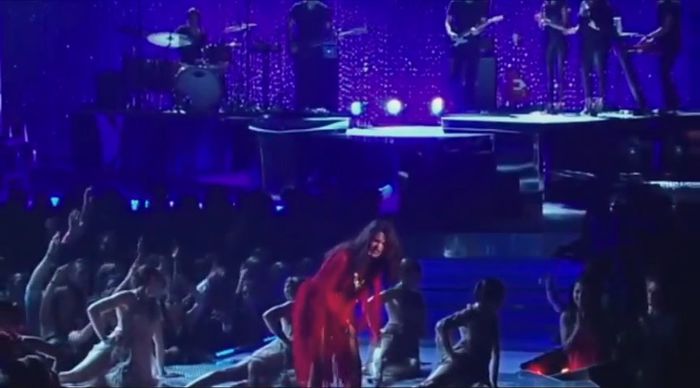 bscap0629 - xX_Come and Get It LIVE at MTV Movie Awards 2