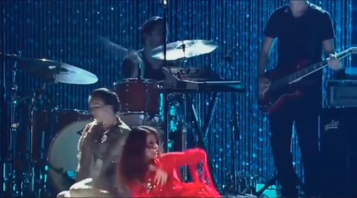 bscap0157 - xX_Come and Get It LIVE at MTV Movie Awards