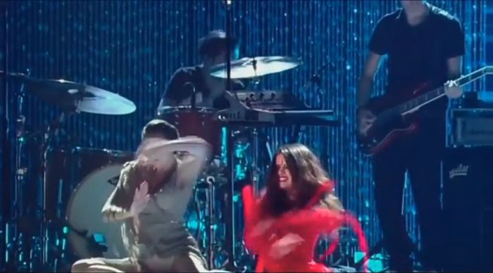 bscap0165 - xX_Come and Get It LIVE at MTV Movie Awards