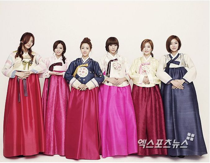 521 - 1 Korean idols in hanbok