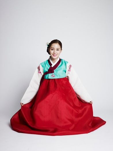 actress-kim-tae-hee-wearing-a-korean-traditional-hanbok - 1 Korean idols in hanbok