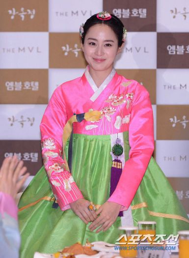 kimtaehee-hanbok-dress-1