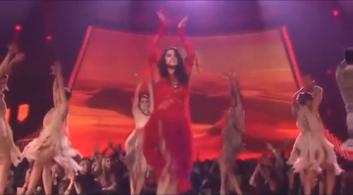 bscap0401 - xX_Come and Get It LIVE at MTV Movie Awards