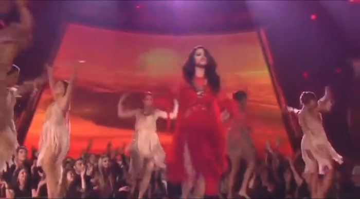 bscap0403 - xX_Come and Get It LIVE at MTV Movie Awards