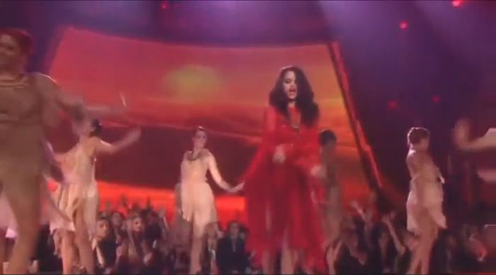 bscap0404 - xX_Come and Get It LIVE at MTV Movie Awards