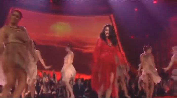 bscap0405 - xX_Come and Get It LIVE at MTV Movie Awards