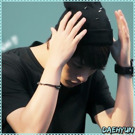 ^D^ [coboara] (:| :-< Hey. (:|.