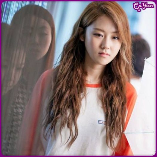 [:*] ..[intra; se uita in jur] ..Hey.. JiYoon.. :( ..[pleaca cu JY]