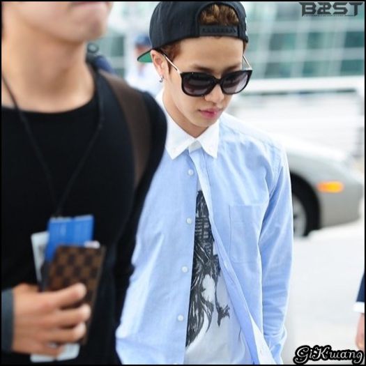 [KK] ..[intra cu Junsu] ..A spus ca sunt la el in camera.. Ti le aduc eu.. :-? ..Hey.:)