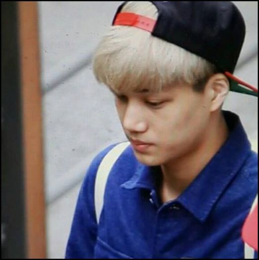 (Kai) ..[(senzational)Da mana cu Junsu] Mm. :) Tiaa. :3 [merge la ea;ii ciufuleste parul] Ce faci?