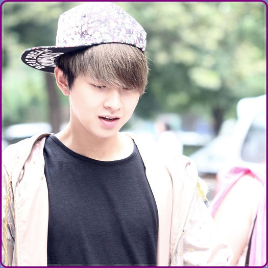 .&. Bye :-h ..:|..Cum l-ai uitat? :|.. Si..cum de ti l-a dat tie? :-?