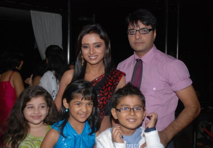 Parul Chauhan with co-actor Naveen Saini and kids at the Bidaai Farewell Party