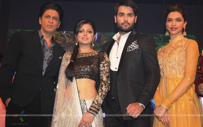 288891-shahrukh-khan-deepika-padukone-drashti-dhami-and-vivian-dsena-a