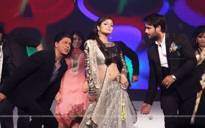 288897-shahrukh-khan-drashti-dhami-and-vivian-dsena-at-promotion-of-ch