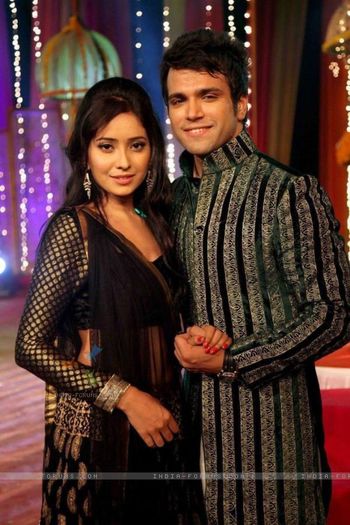 191579-asha-negi-with-her-pavitra-rishta-co-star-rithvick-dhanjani-on - Rithvik Dhanjani