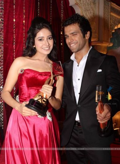 242302-rithvik-dhanjani-asha-negi