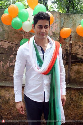 TV_actor_Mohit_Raina_celebrates_Independence_Day_with_Orphan_childrend27cf8aa6738f6c2d00e1770a09bb9c
