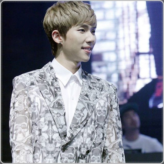 =. (intra) Hey :-h ..Sera..ai stat mai mult decat ai zis :| Te cauta EunJi..:| Vii in seara asta? (: