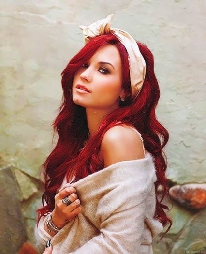 Demi-Lovato-Long-and-Ombre-Hair-Color-For-2013-440x542