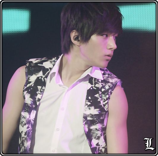 ∞ .. ^isi da o casca jos^ .. Huh? :-s .. ^se uita la Suzz^ .. Imi pare rauu. :-s .. :( ..