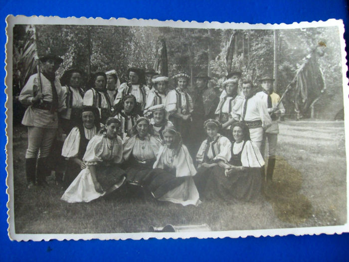 TINERETUL DIN PALOS IN COSTUME POPULARE PRIN ANII '70.