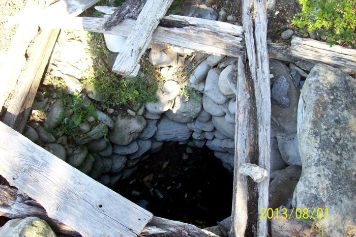 PRIMA FANTANA DIN PALOS INCA DE LA SEZAREA SATULUI IN NOUA VATRA SEC.V.                             