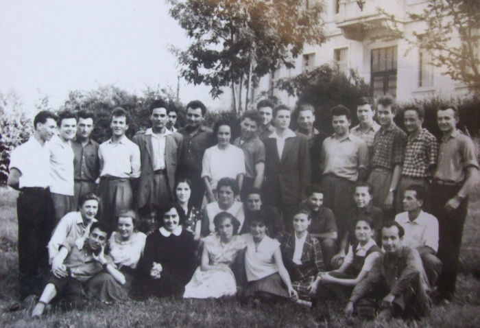 100_7343 ELEVII CLASEI a-XII-a DIN ANUL 1962 ,LICEUL CODLEA ,IN MIJLOC DIRIGINTA .
